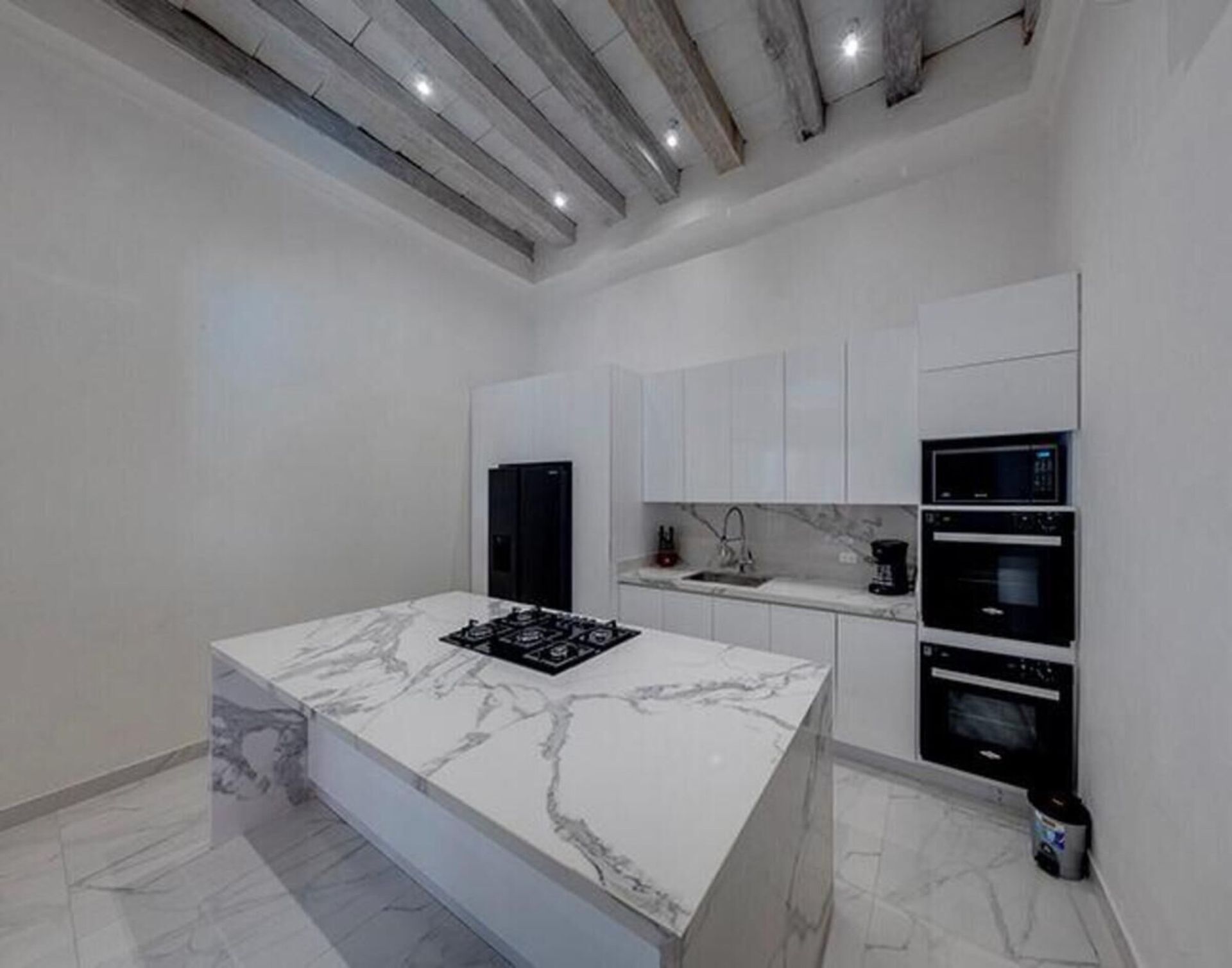 Hay una gran isla en el medio de la cocina.