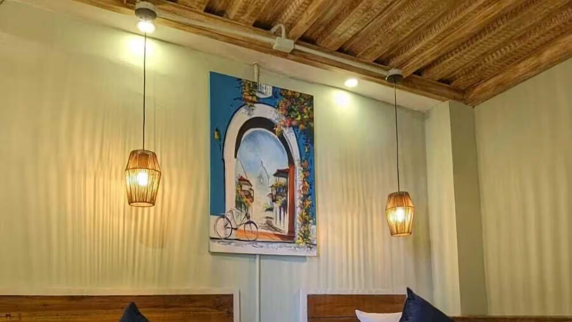 Un dormitorio con dos camas y un cuadro en la pared.