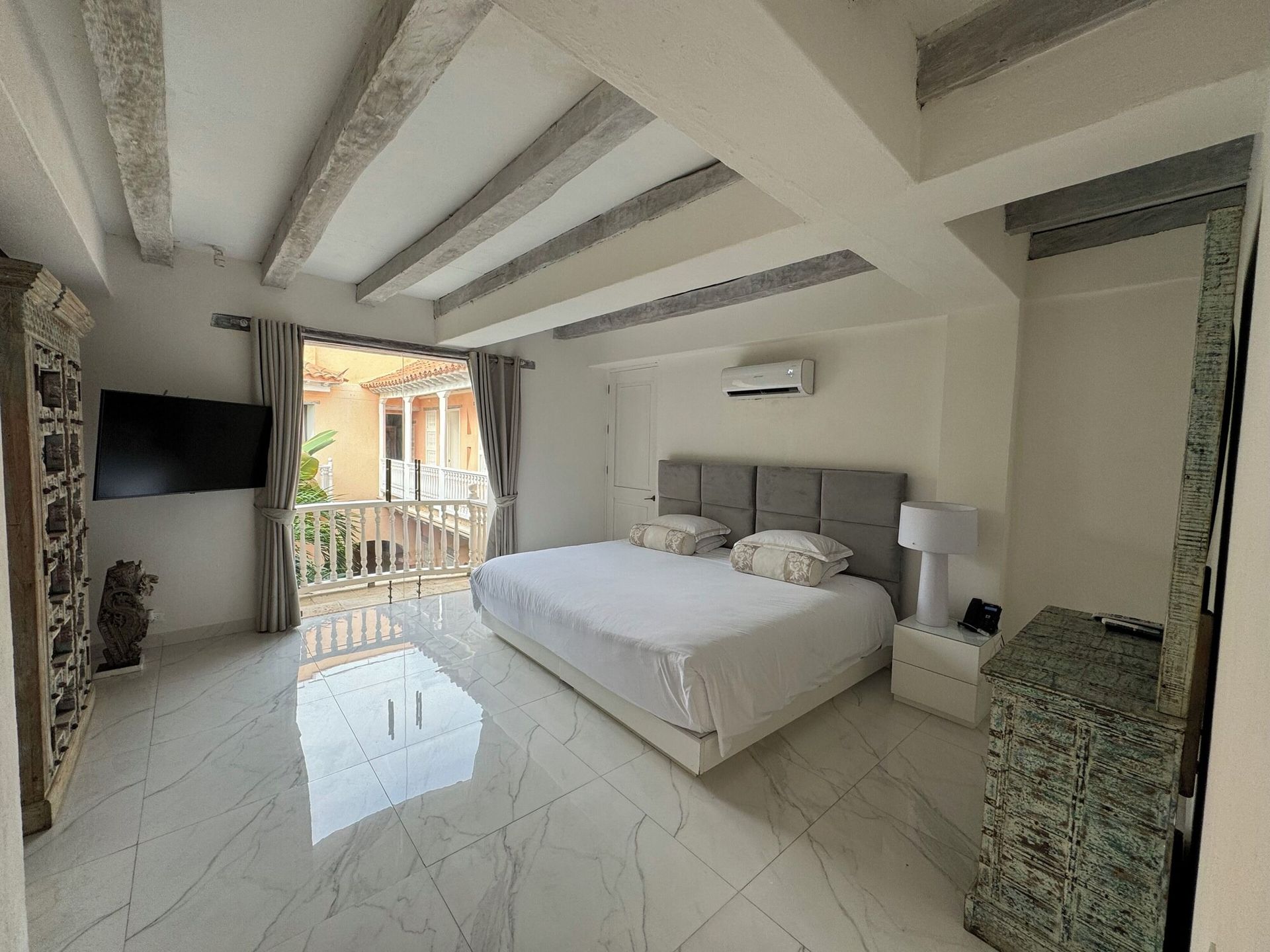 Hay una cama grande en el medio de la habitación.