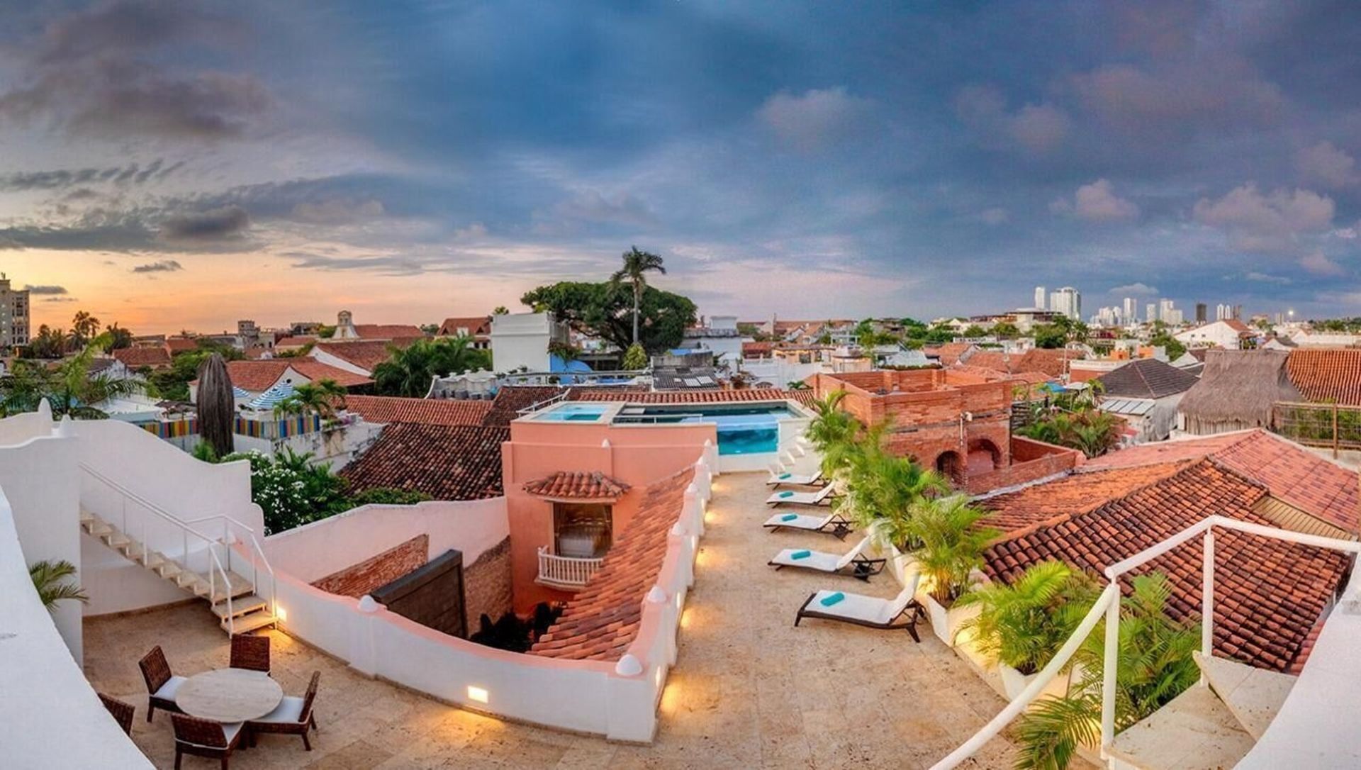 Una vista de una ciudad desde lo alto de un edificio.