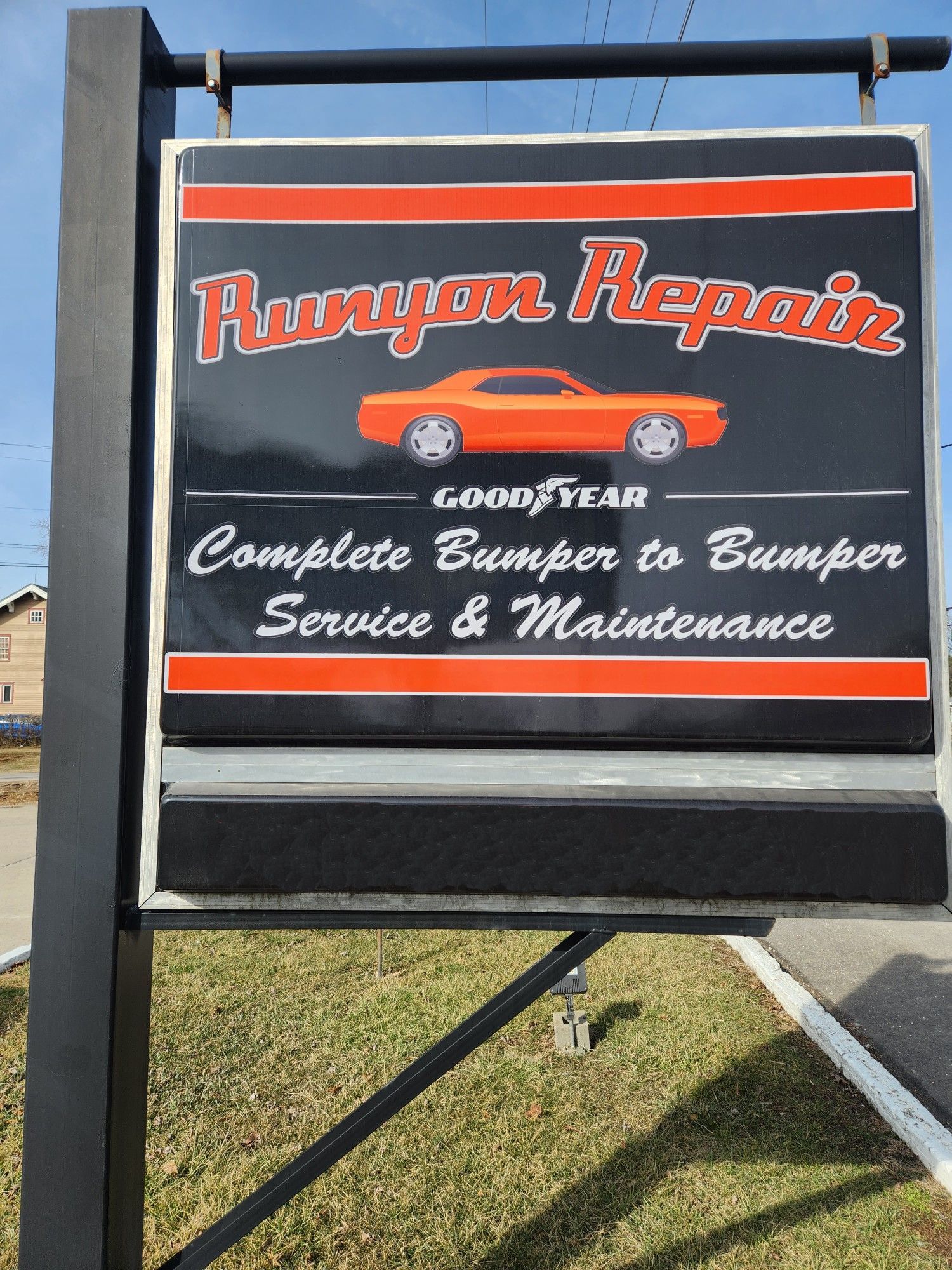 SignThe building  | Runyon Repair & Tire