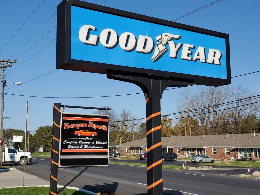 SignThe building  | Runyon Repair & Tire