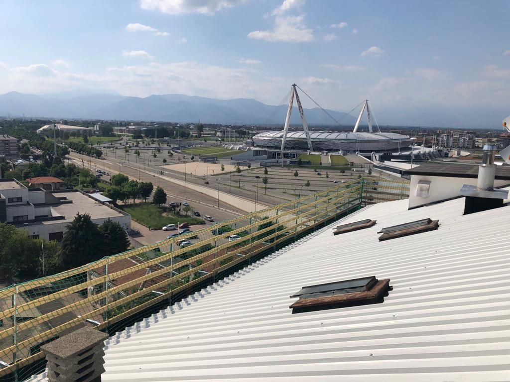 Una vista di una città dalla cima di un edificio.