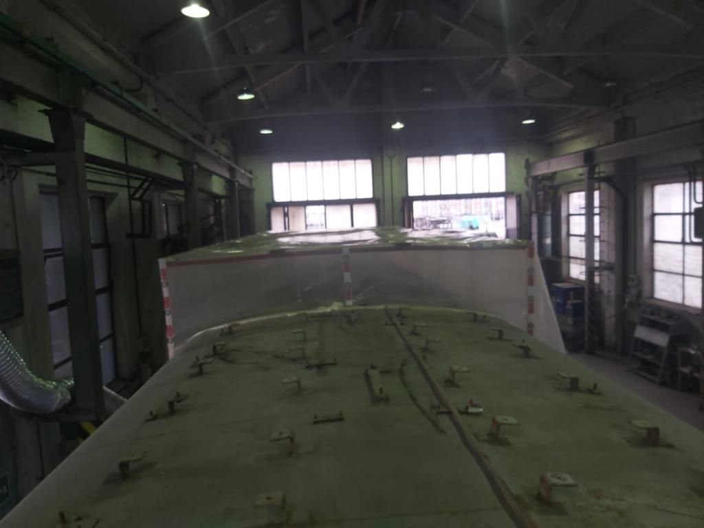 Un grande edificio con molte finestre e un grosso pezzo di metallo al centro.