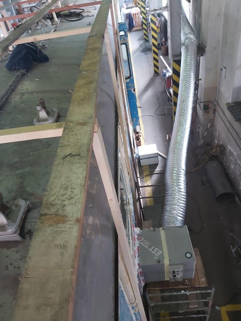 Una veduta aerea di una fabbrica da cui escono molti tubi.