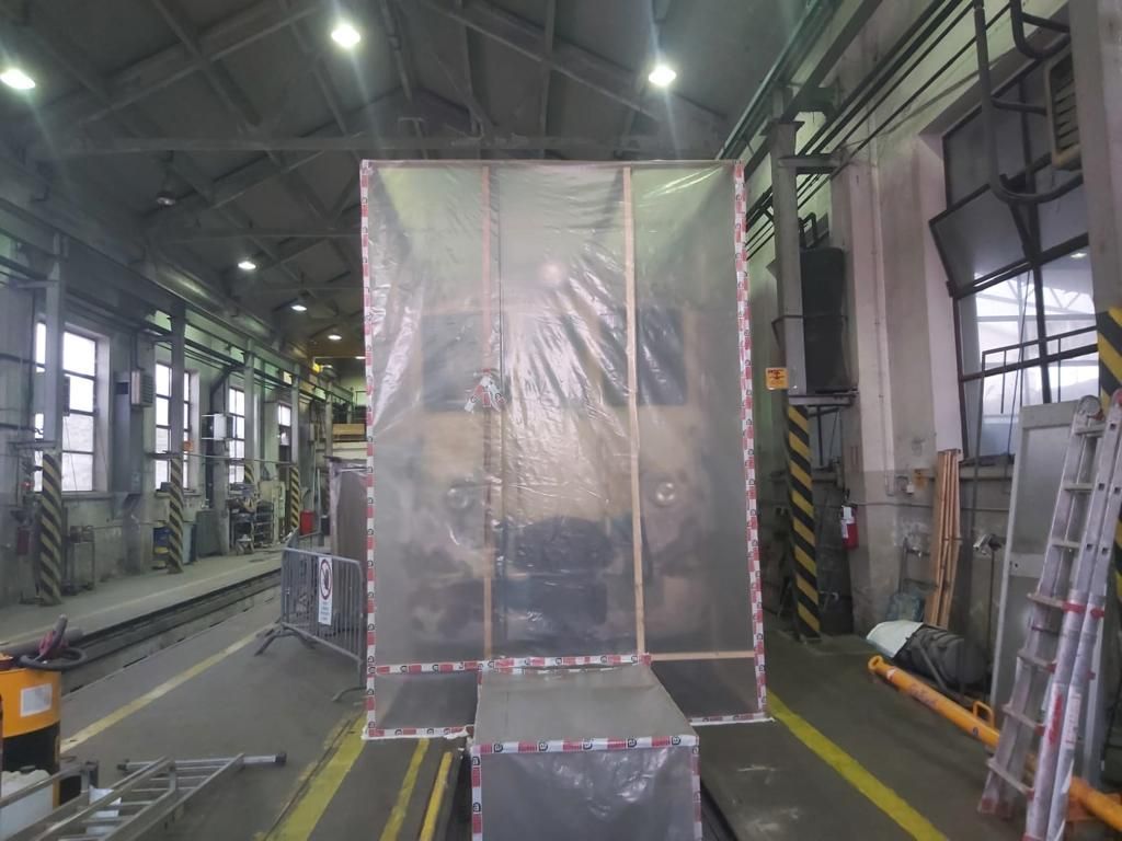 Un camion è coperto di plastica in un magazzino.