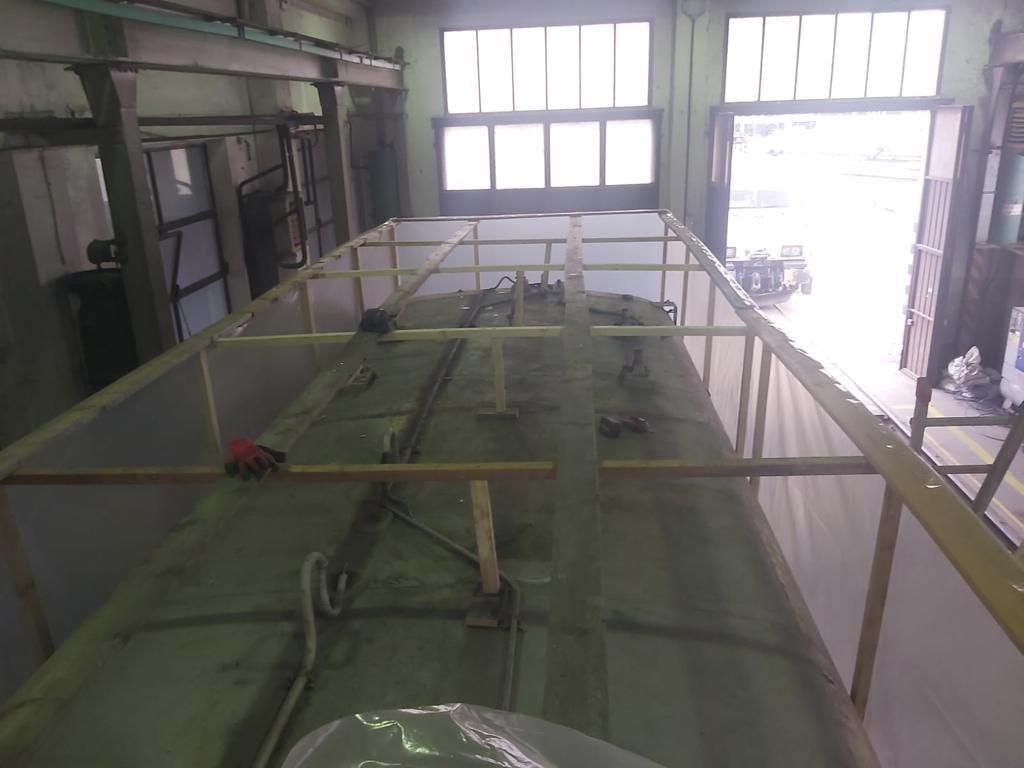 In una fabbrica si sta costruendo una grande struttura metallica.