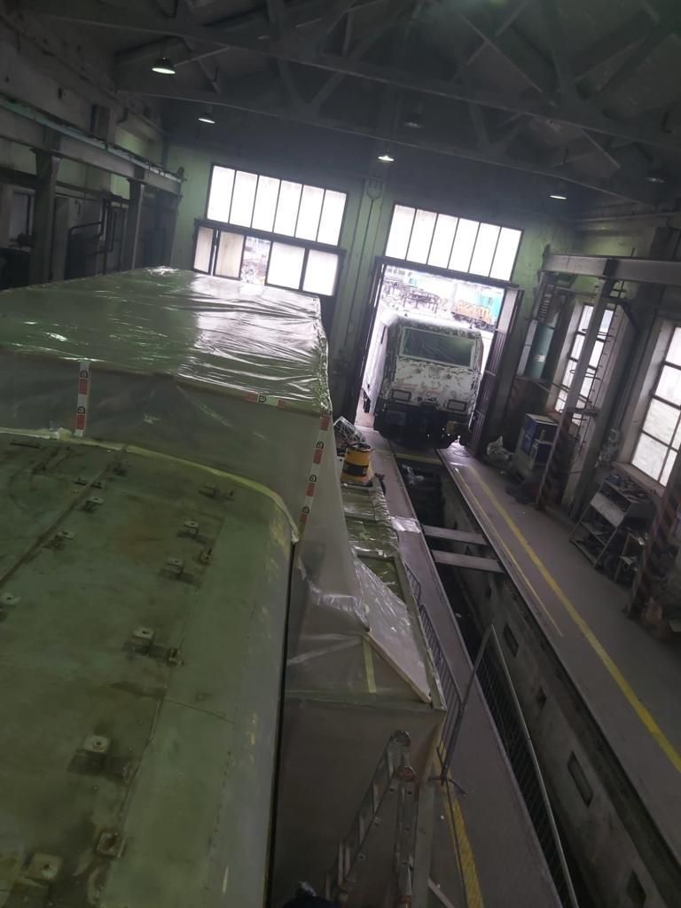 Un magazzino con molti scatoloni e un camion dentro.