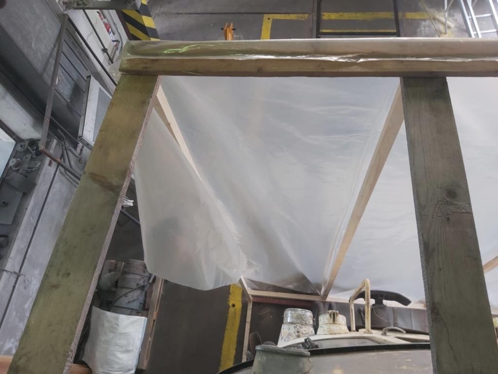 Un pezzo di plastica è appeso a una cornice di legno