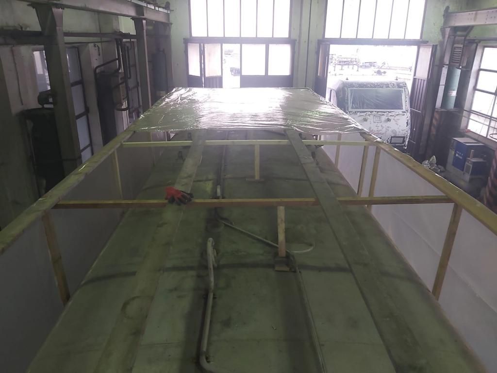 In un garage si sta realizzando una grande struttura in legno.