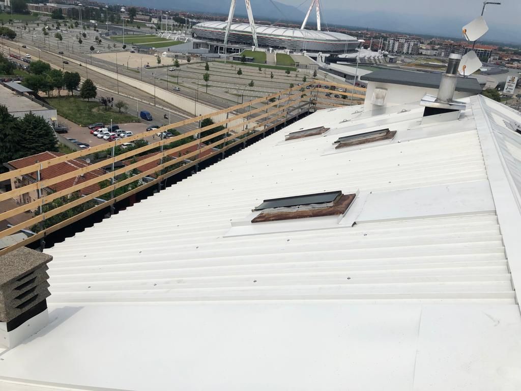 Una veduta aerea di un tetto bianco con una città sullo sfondo.