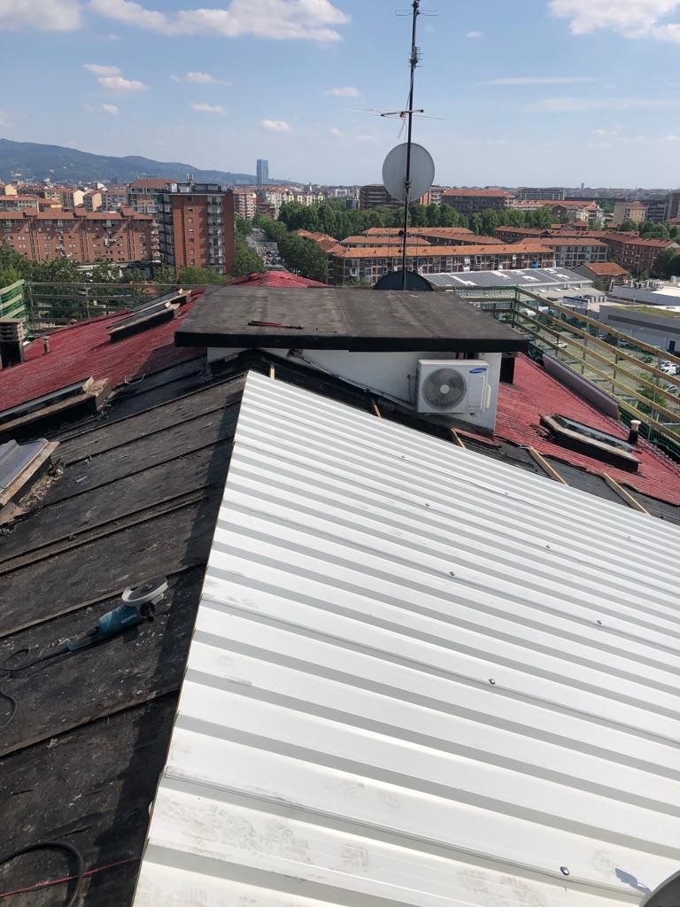 Un tetto con sopra un'antenna parabolica