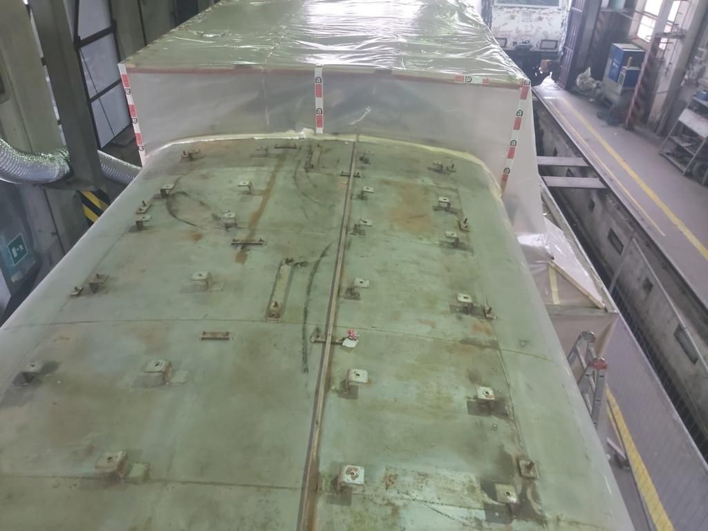 Il tetto di un treno è ricoperto di pellicola trasparente.