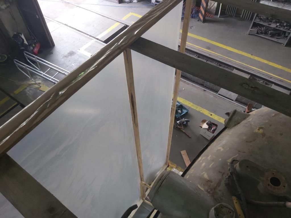 Una veduta aerea di un magazzino con un grosso pezzo di plastica appeso al soffitto.