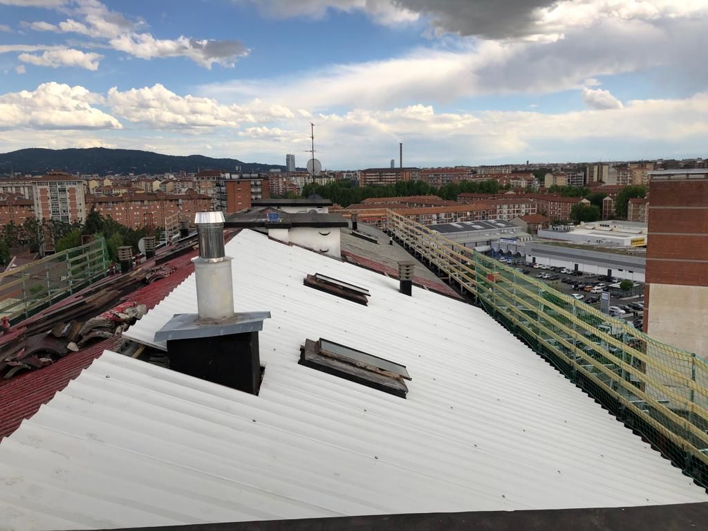 Un tetto bianco con sopra un camino