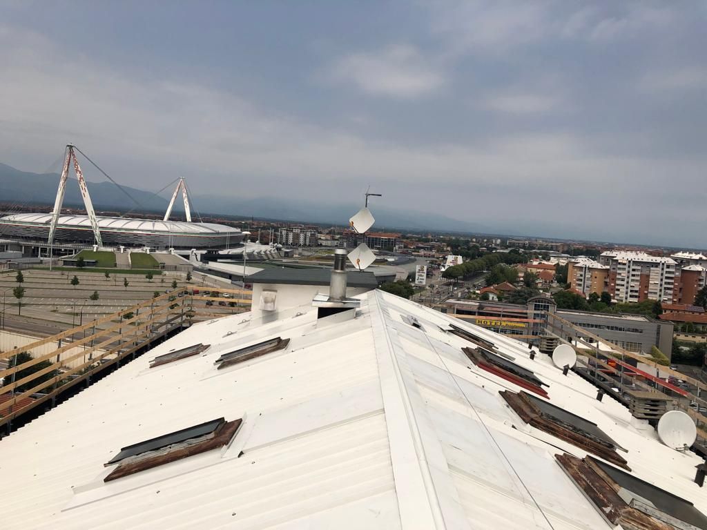 Una veduta di una città dall'alto di un edificio con il tetto bianco.
