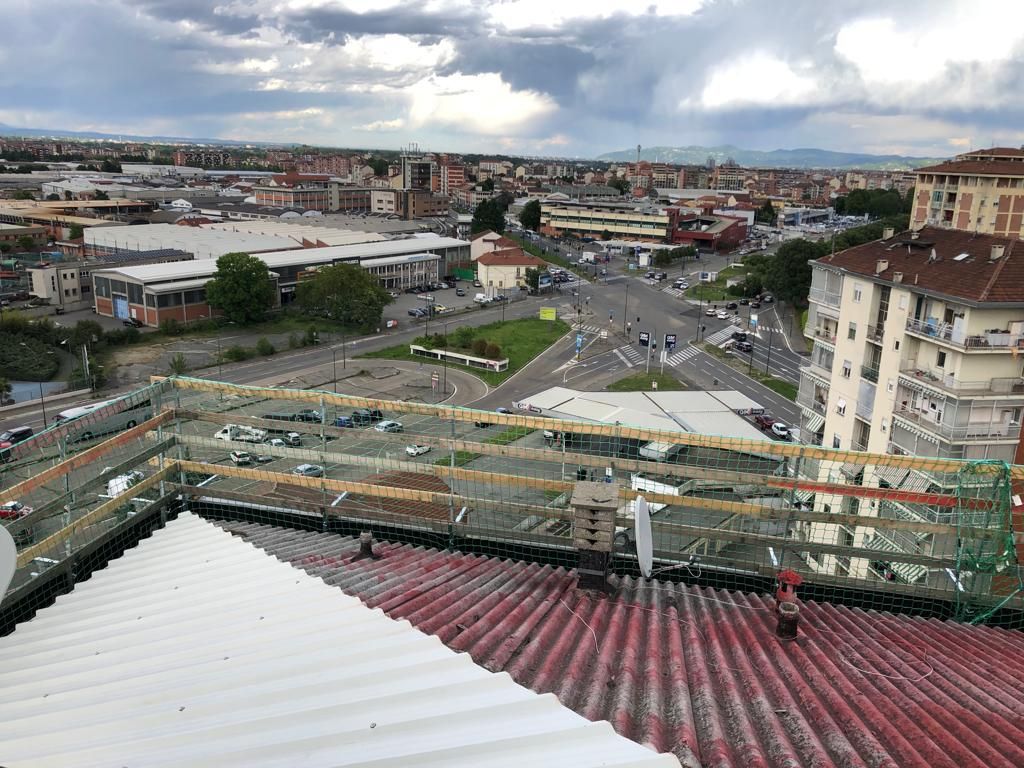 Una veduta aerea di una città dal tetto di un edificio.