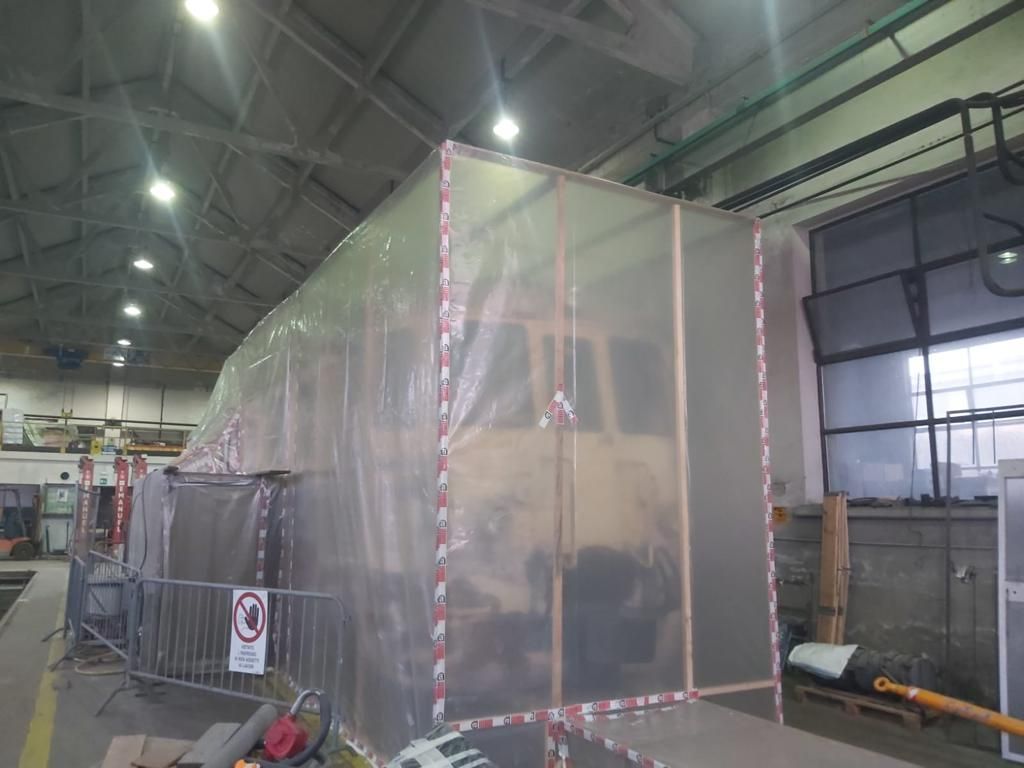 Un edificio è ricoperto di plastica in un magazzino.