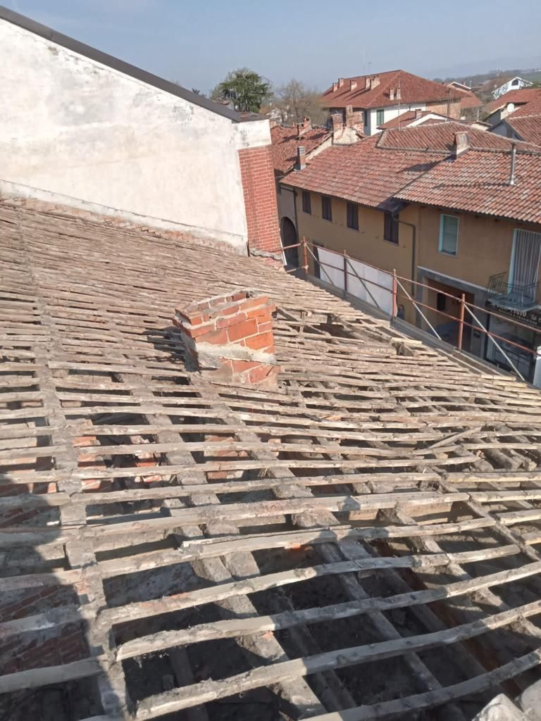 Un tetto di legno con sopra un camino.