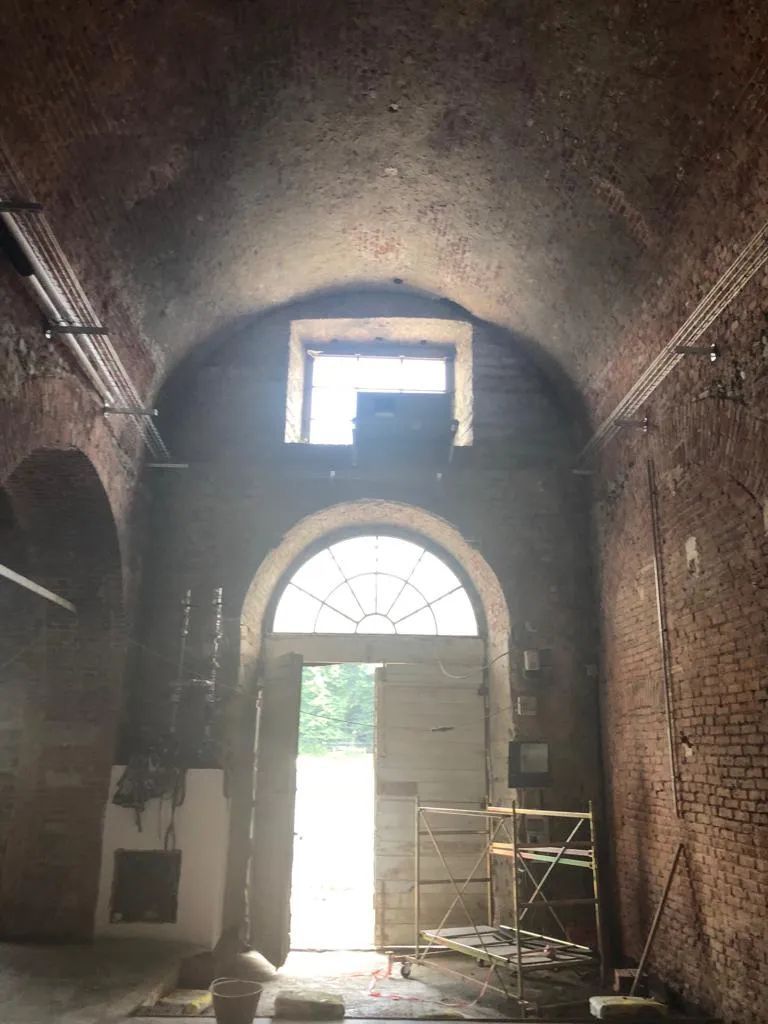 ristrutturazione di edificio con soffitto alto ad arco