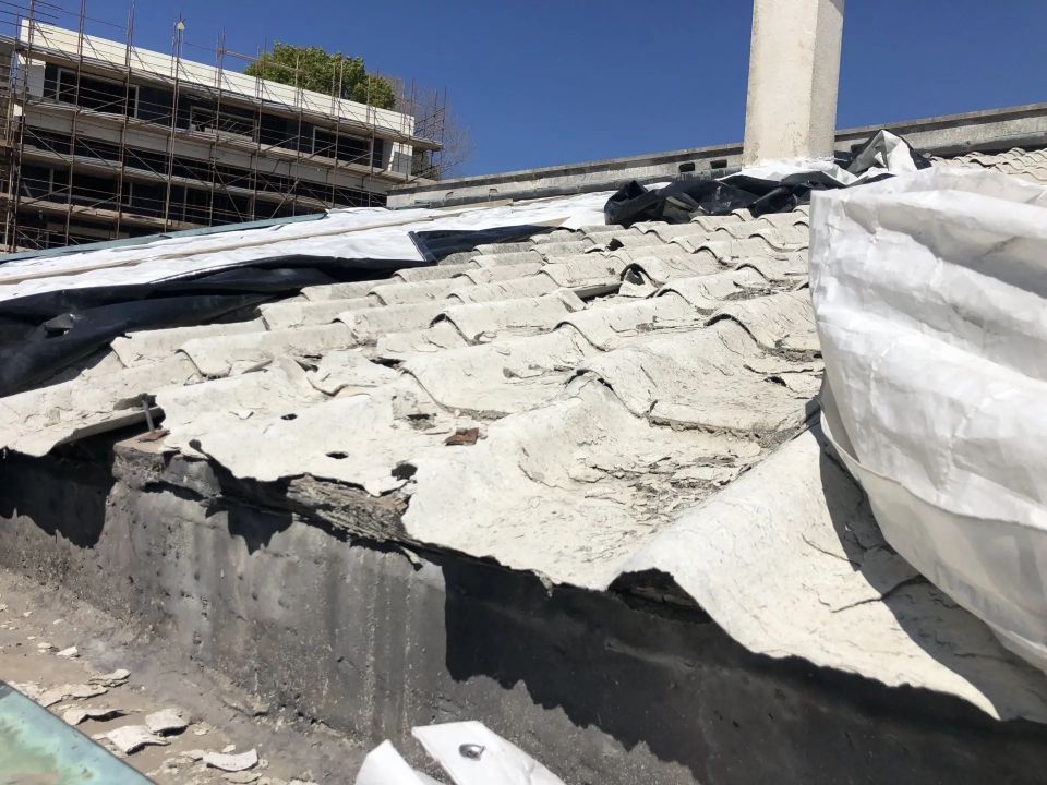 tetto prima di smaltimento dell'amianto ad Asti