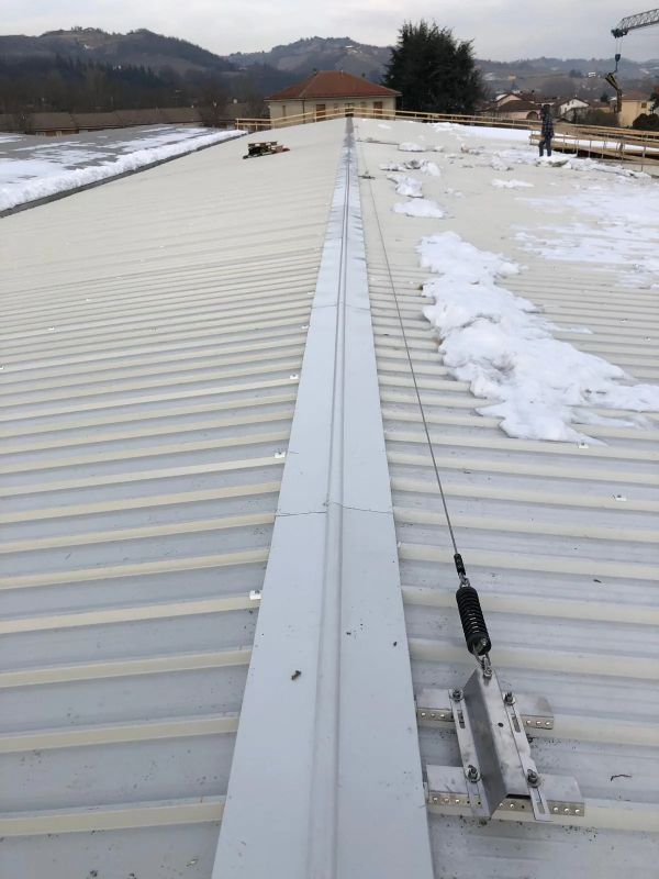 Un tetto a cui è fissata una corda di sicurezza