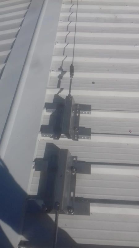 tetto grigio con linea vita installata