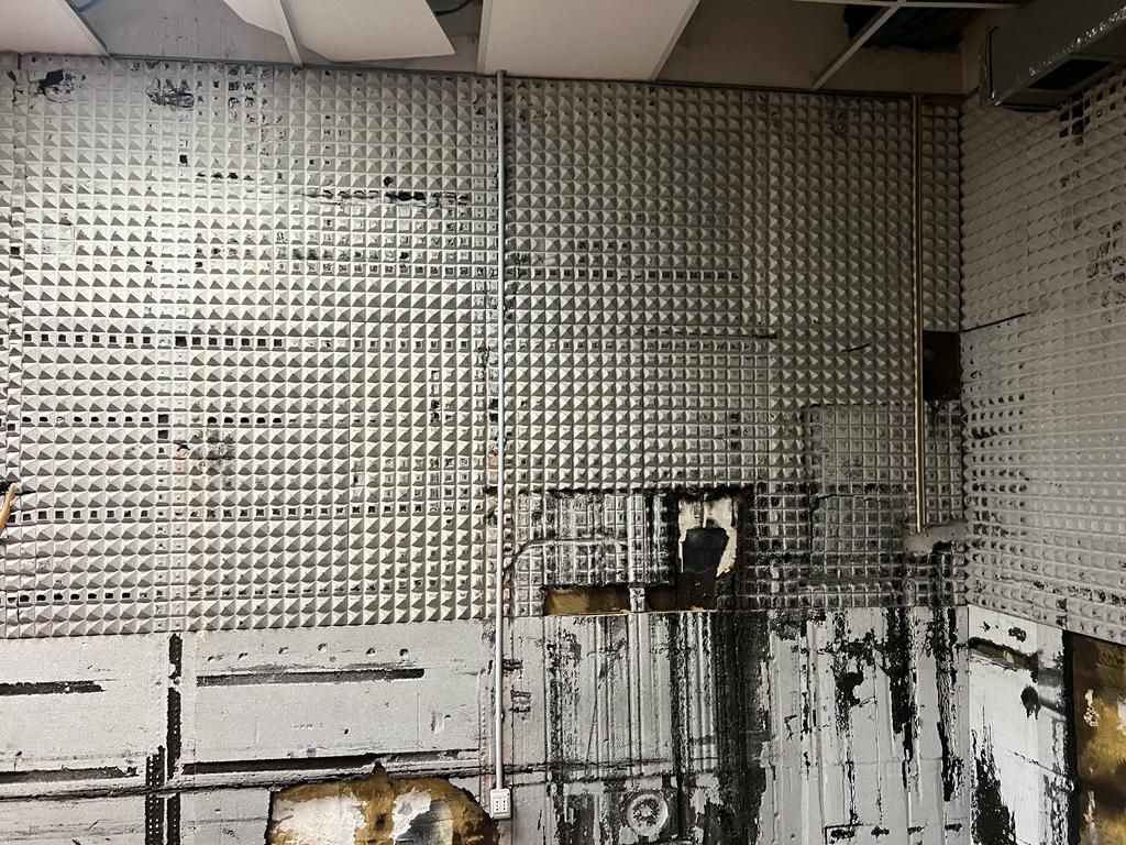 Una stanza con molte piastrelle sul muro