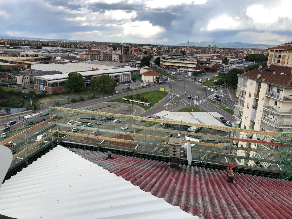 Una veduta aerea di una città dal tetto di un edificio.