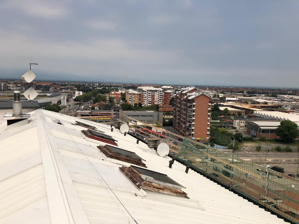 Una veduta aerea di una città dal tetto di un edificio.