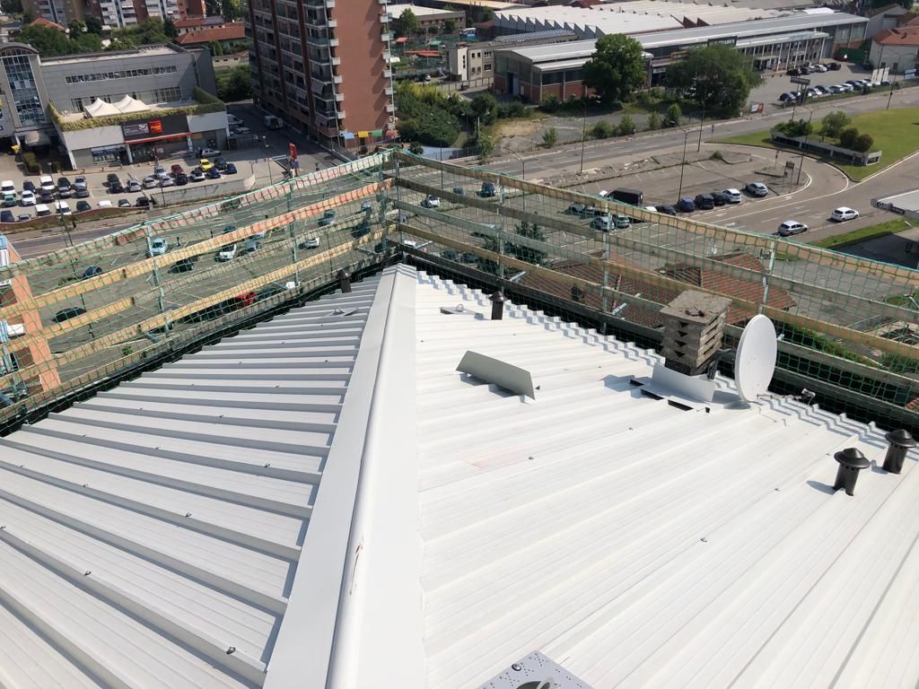 Una veduta aerea di un tetto bianco con un'antenna parabolica su di esso