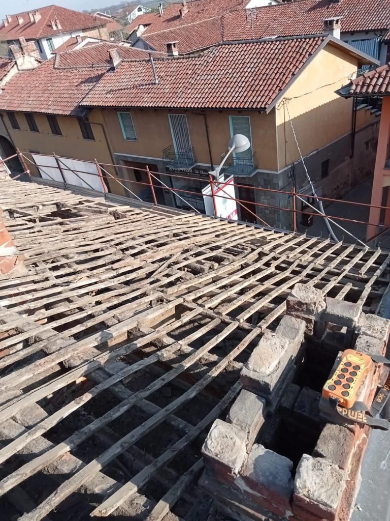 Un tetto con molte travi di legno e mattoni