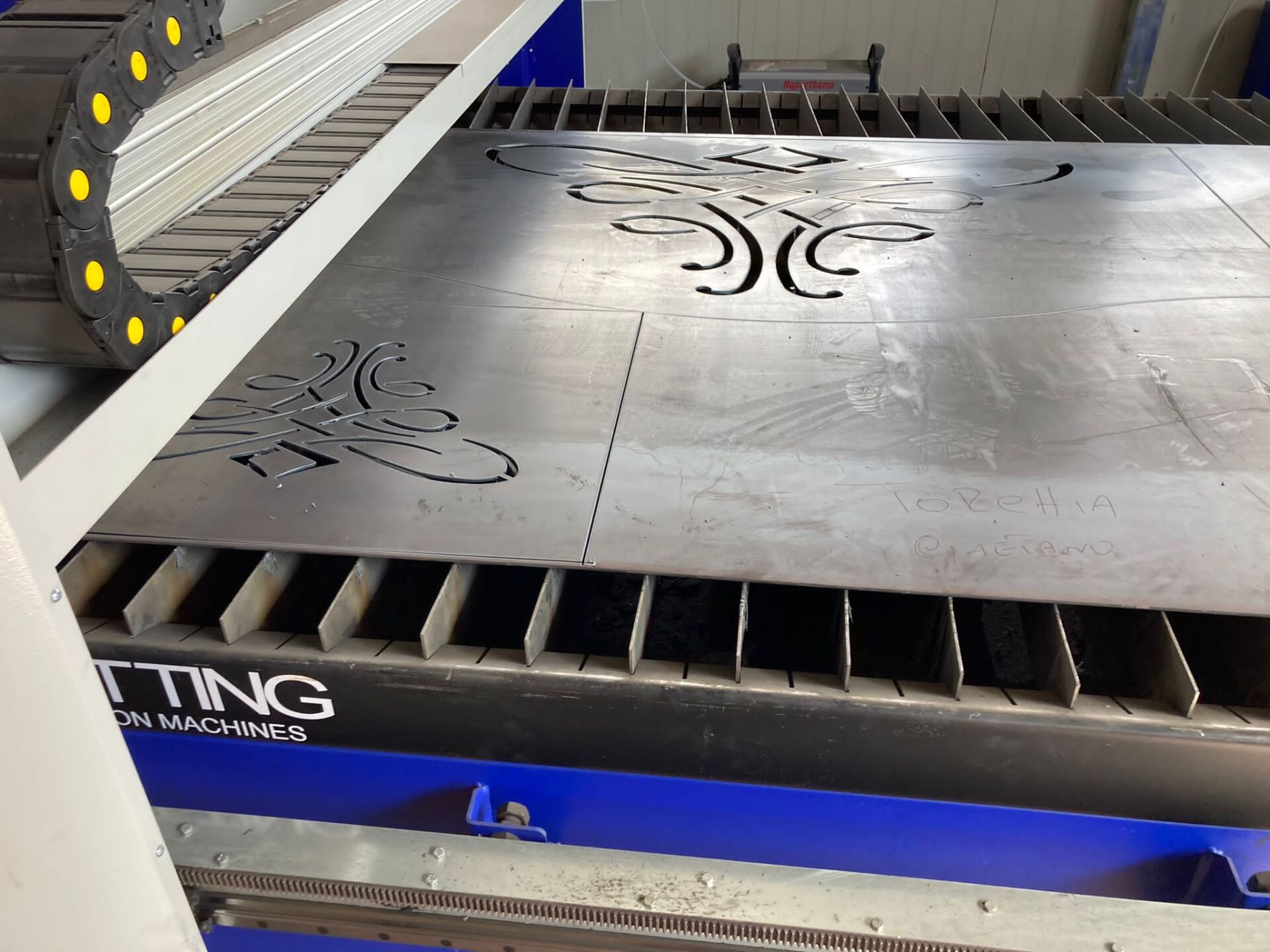 Lamiera con tagli decorativi lavorata da una macchina CNC.