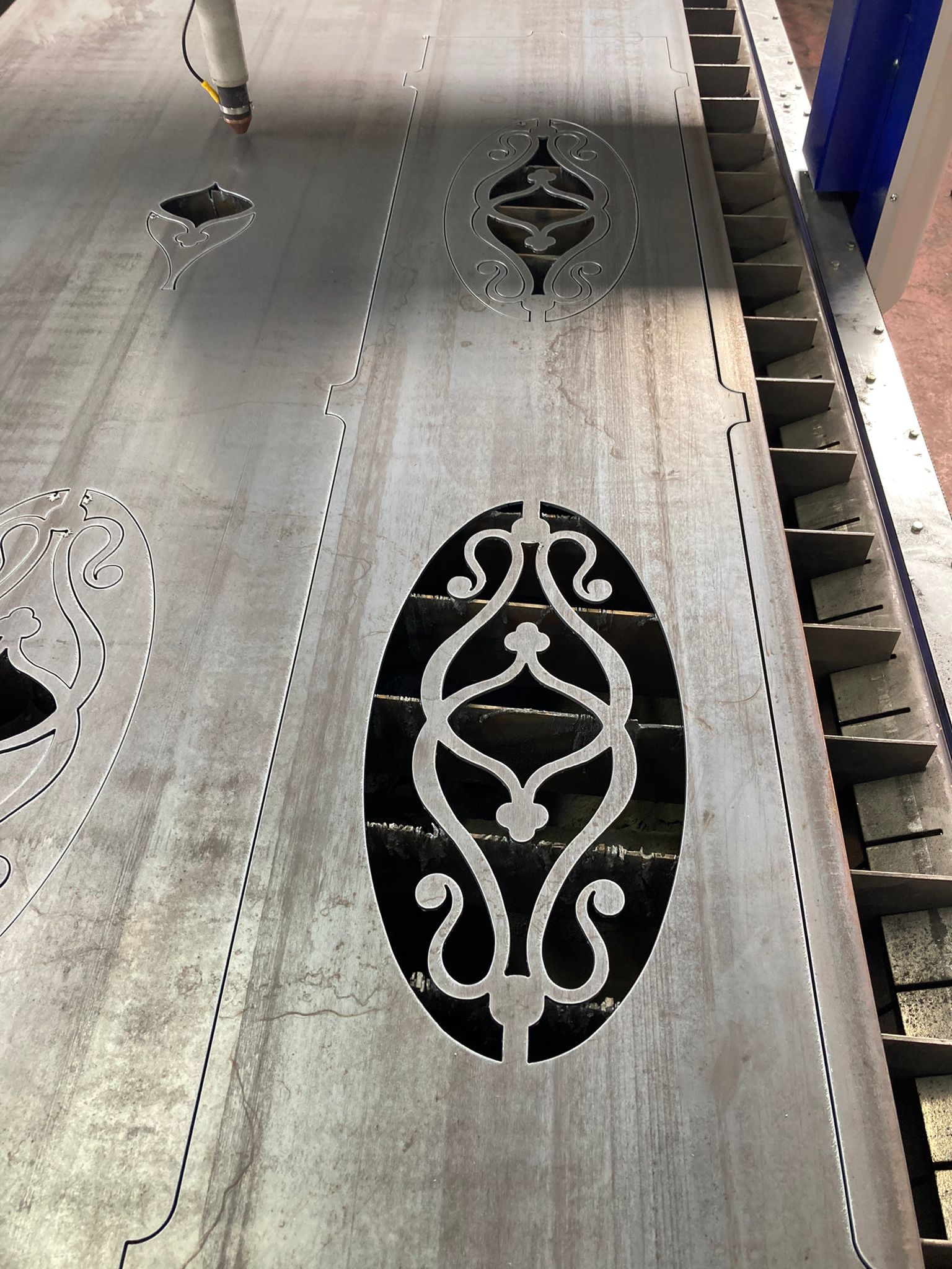 Lamiera tagliata al laser con motivi ornamentali.