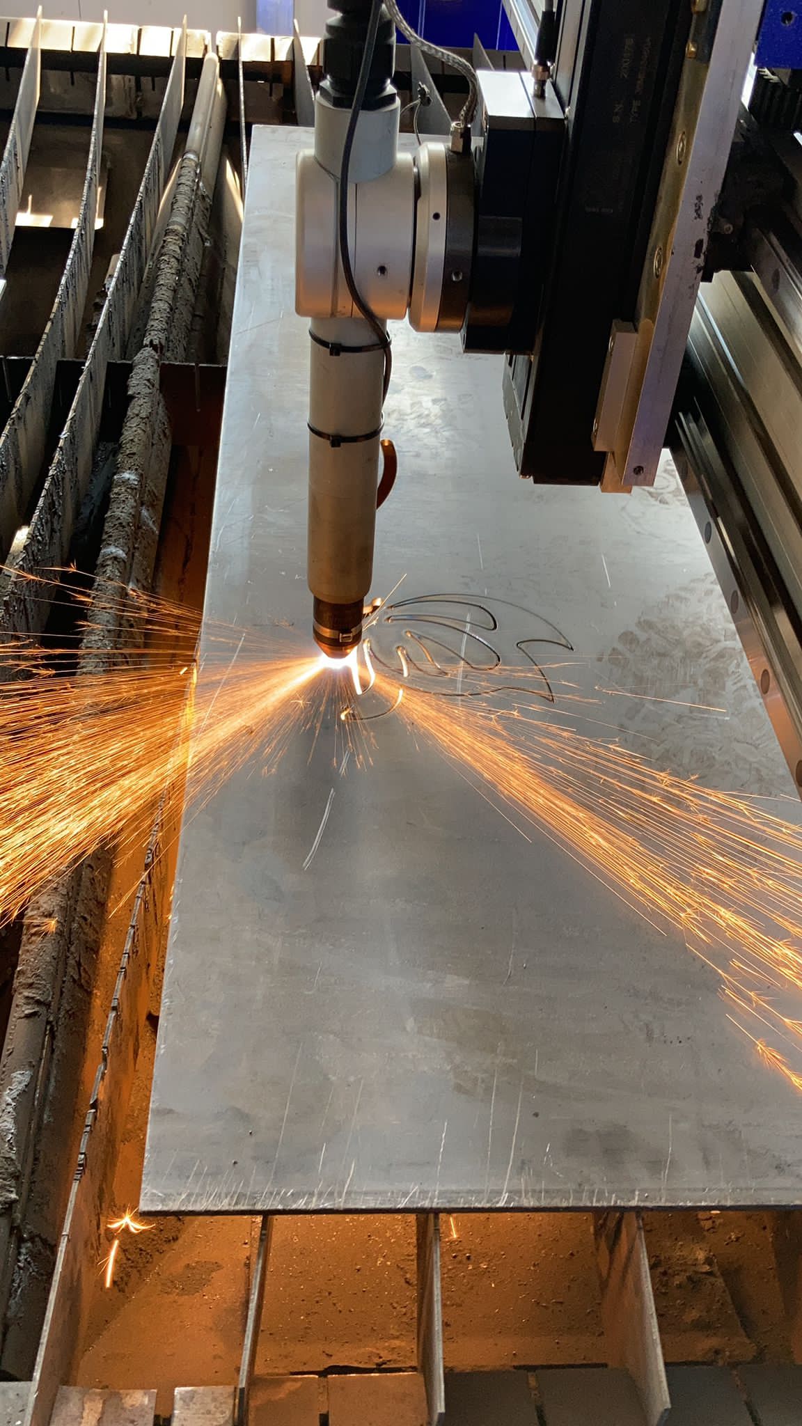 Taglierina al plasma in azione, taglio di lamiere; volano scintille.