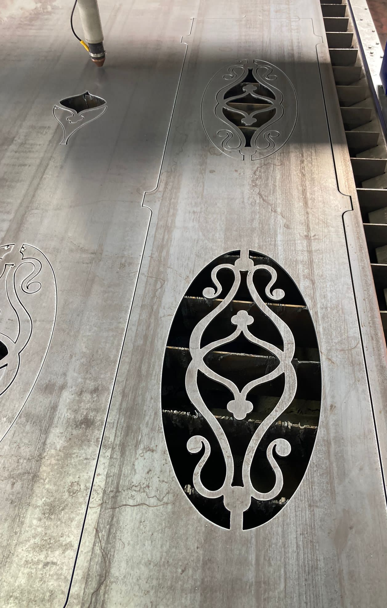 Motivi decorativi tagliati al laser su una lamiera.