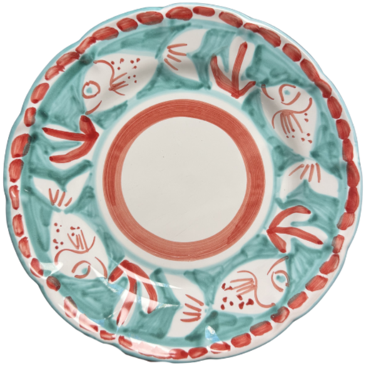 Tallerken med turkis bakgrunn, fiskedesign og rød kant.