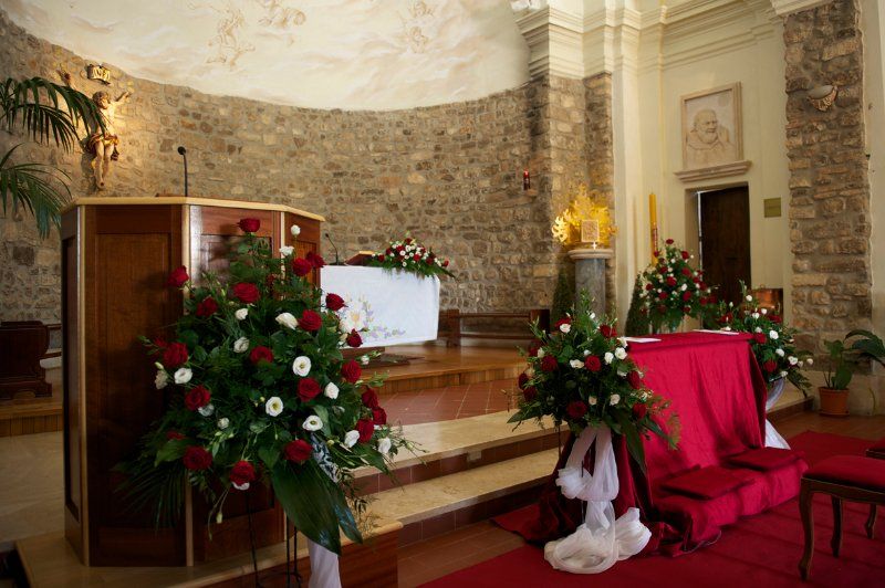 Altare addobbato con fiori