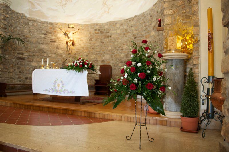 Rose in chiesa per cerimonia