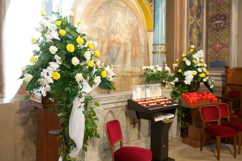 Allestimento fiori in chiesa per matrimonio