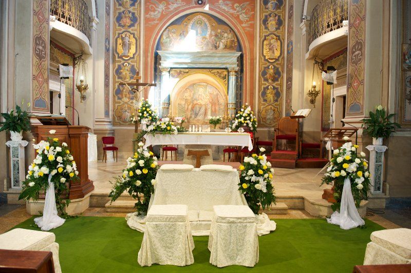 Altare con addobbi floreali per matrimonio