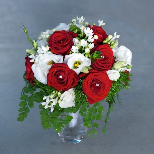 Bouquet con fiori rossi e bianchi