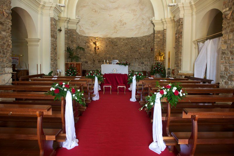 Allestimento floreale in chiesetta