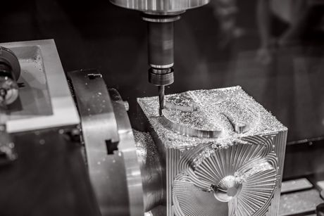 Oberfläche während der Bearbeitung mit einer CNC-Maschine