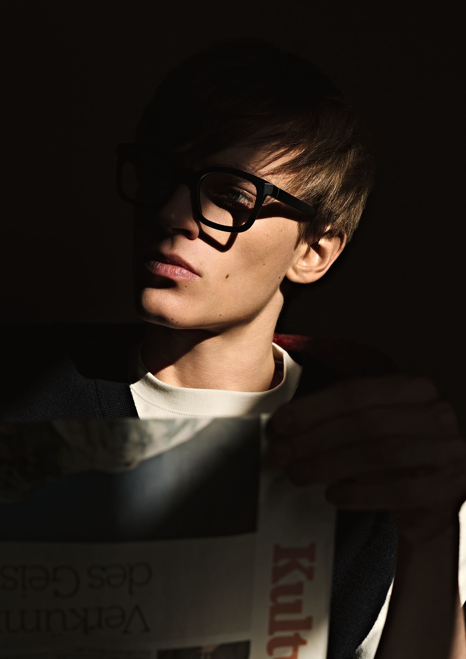 Ein männliches Model trägt eine Brille von Götti