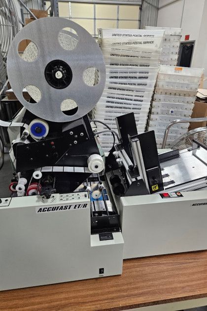 Labeling machine with a large roll of labels