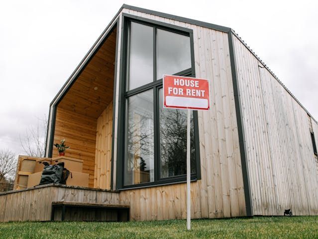 For+rent+sign+in+front+of+unoccupied+rental
