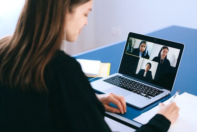 Foreign+investor+meeting+with+property+managers+online