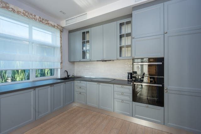 Kitchen+with+black+countertops+and+grey+cupboards