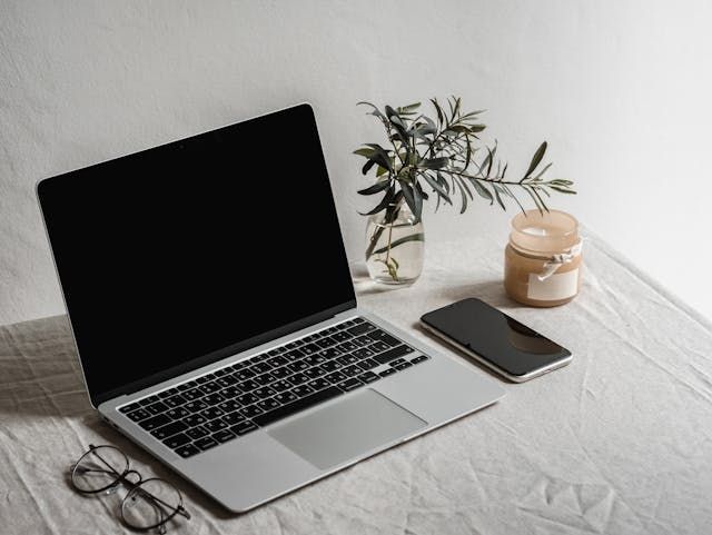 computer+sitting+on+a+table